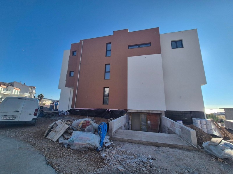 Arrière du bâtiment avec allée d'accès