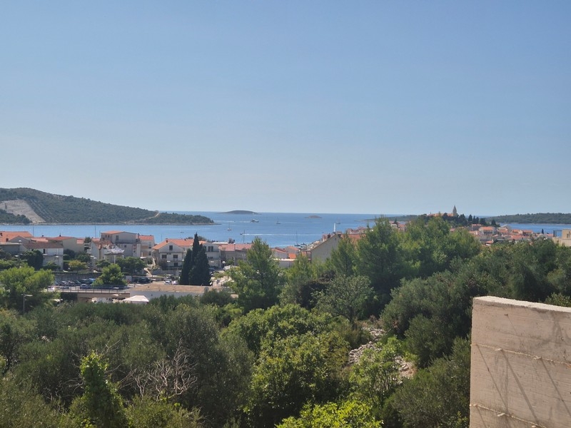 Vue sur Primosten et la mer.