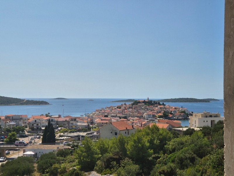 Vue sur la vieille ville de Primosten et la mer