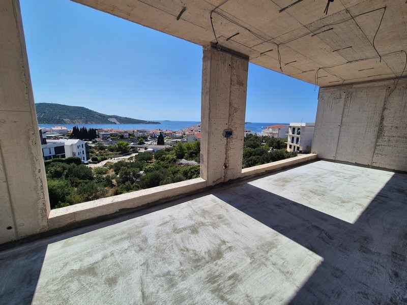 Terrasse couverte en gros œuvre avec vue sur la baie