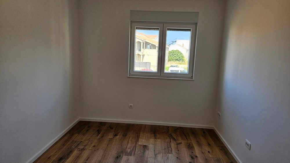 Petite chambre avec parquet.