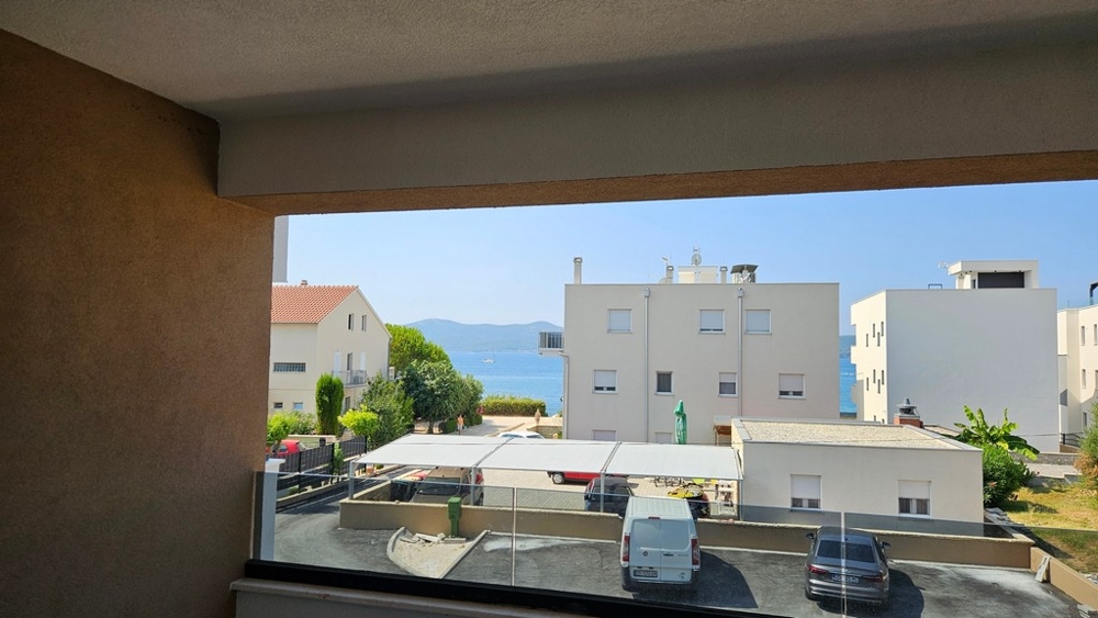 Vue de la loggia entre des maisons voisines jusqu'à la mer