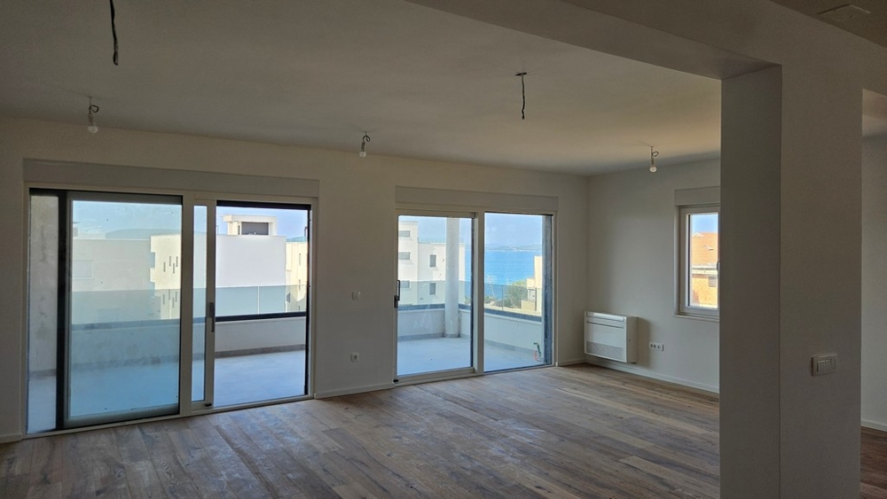Vue du séjour sur la terrasse et la mer.