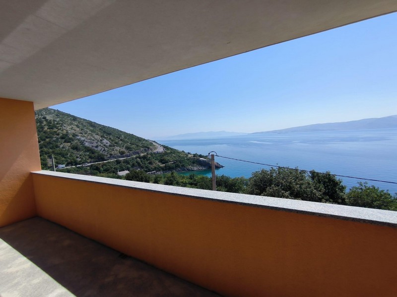 Vue de la terrasse couverte sur la mer et les environs.