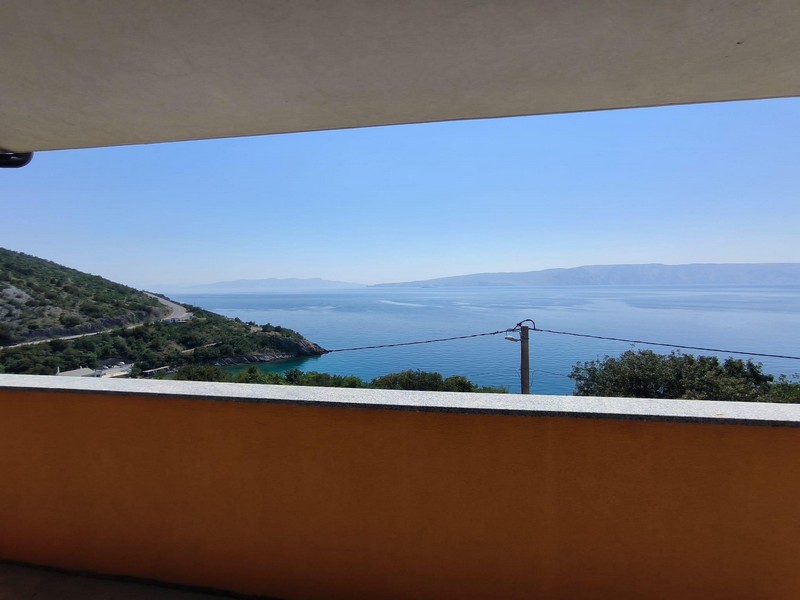 Vue mer depuis la terrasse en Croatie près de Senj.