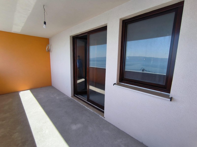 Terrasse couverte et vue sur l'intérieur.
