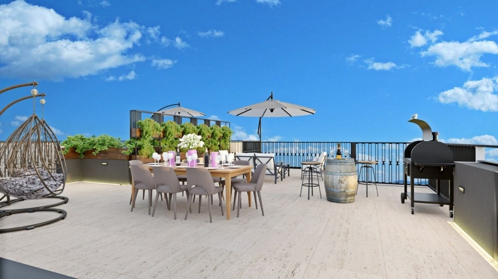 Spacieux toit-terrasse avec vue mer, équipé d'une table à manger, d'un barbecue, de plantes et de sièges sous des parasols.