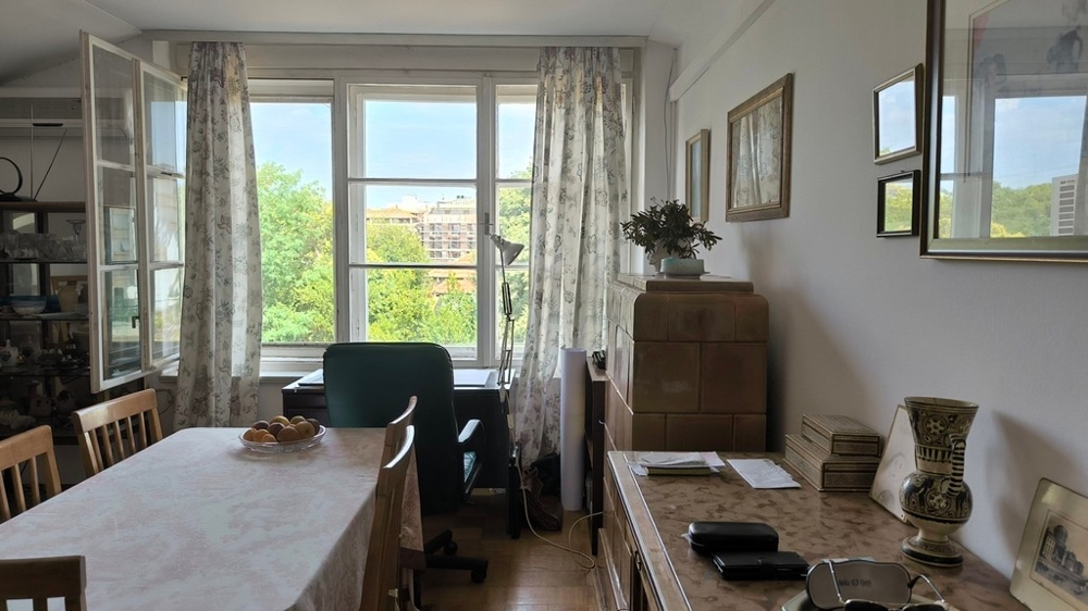 Le coin bureau et une table à manger.