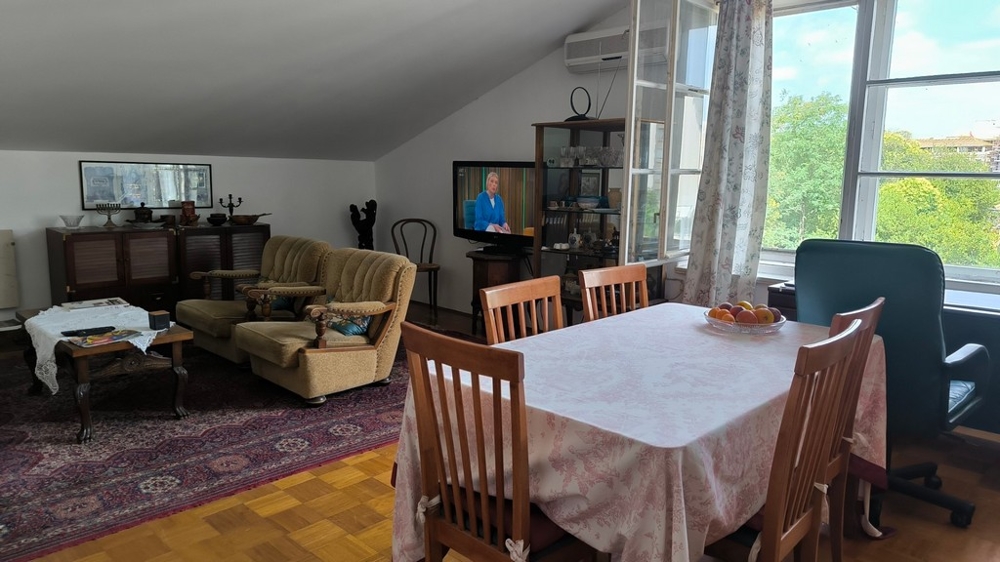 Le séjour avec table à manger du bien A3349 en Croatie.