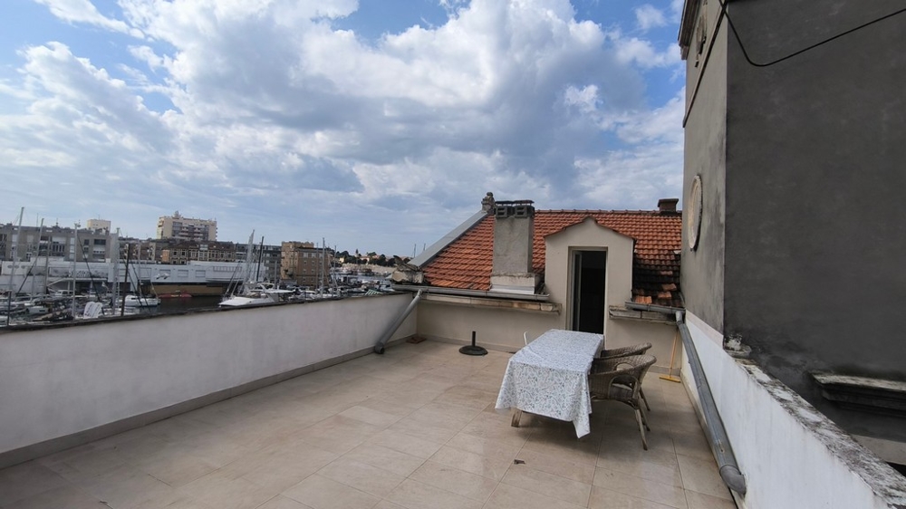 Appartement avec tour et toit-terrasse à Zadar, Croatie, à vendre.