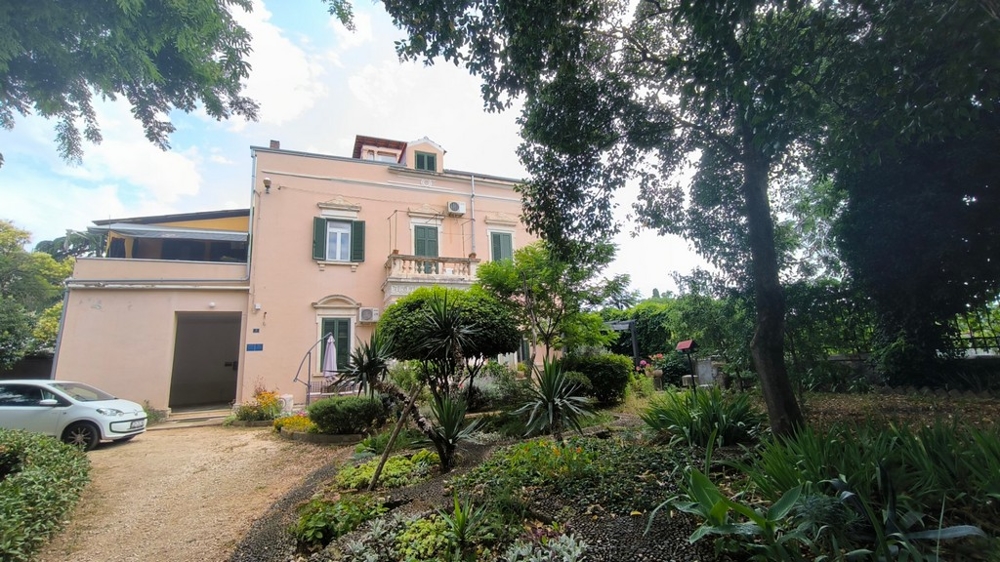 L'appartement se trouve dans une villa historique au sein d'un parc aménagé.