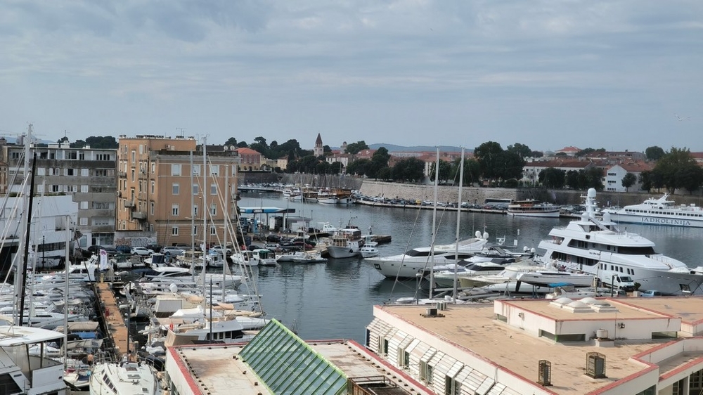 Belle vue depuis la tour sur le port de plaisance, la mer et la vieille ville de Zadar.