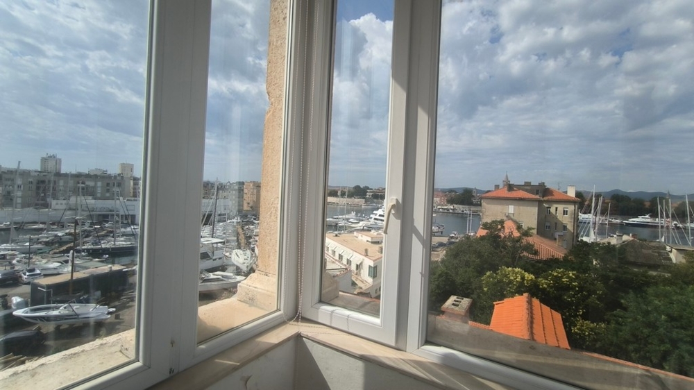 Vue depuis la tour sur la ville et la mer.