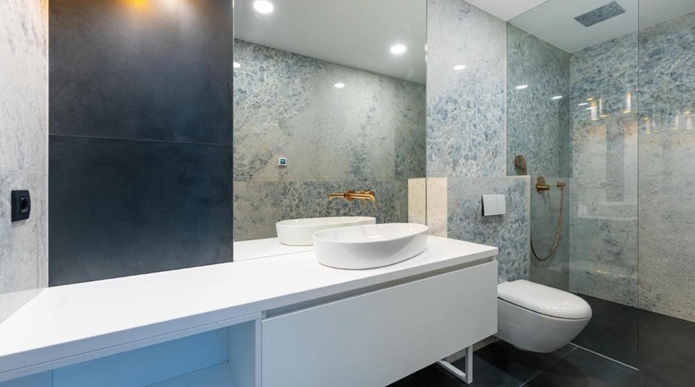 Salle de bains moderne avec lavabos blancs, douche en verre