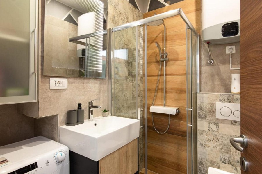 Salle de bains moderne avec douche du bien A3366, en vente en Croatie.
