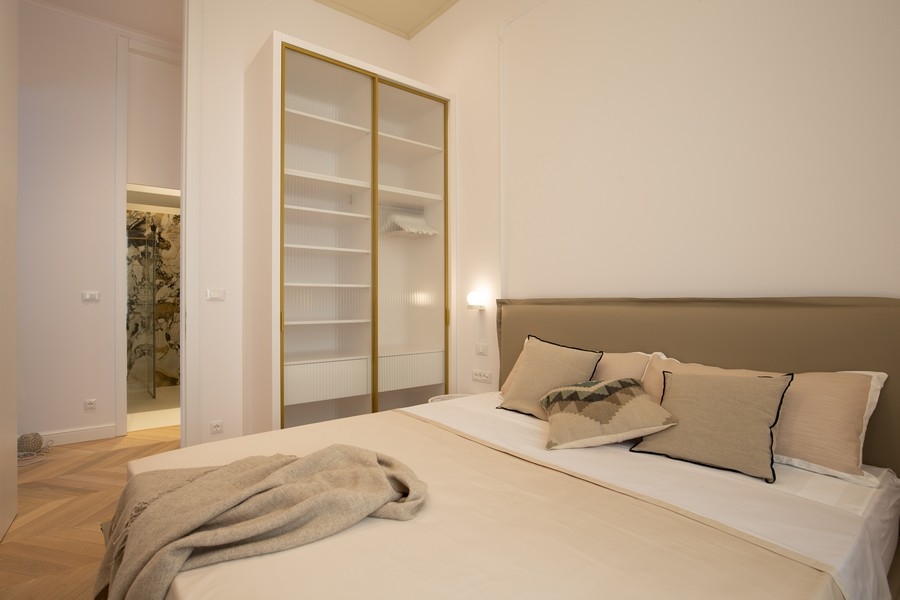 Deuxième chambre avec lit double et armoire