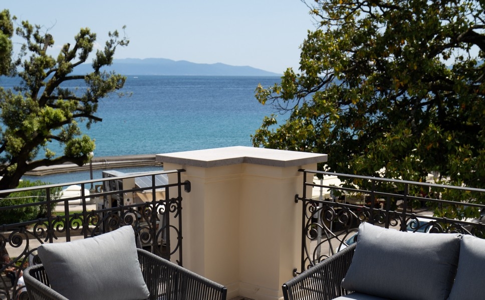 Balcon avec vue sur la mer et sièges confortables