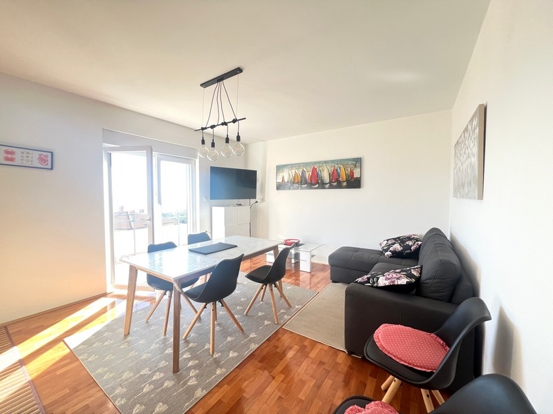 Séjour à l'aménagement moderne de l'appartement A3373, en vente à Opatija.
