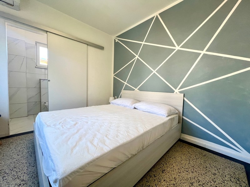 Chambre moderne avec salle de bains dans l'appartement A3373 à Opatija, Croatie.