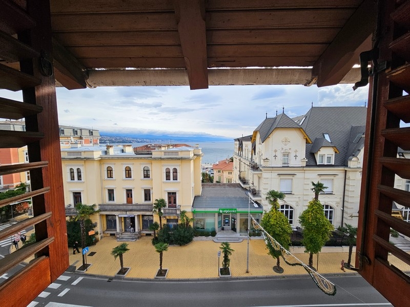 Vue depuis le balcon sous plafond en bois sur les bâtiments anciens et la mer