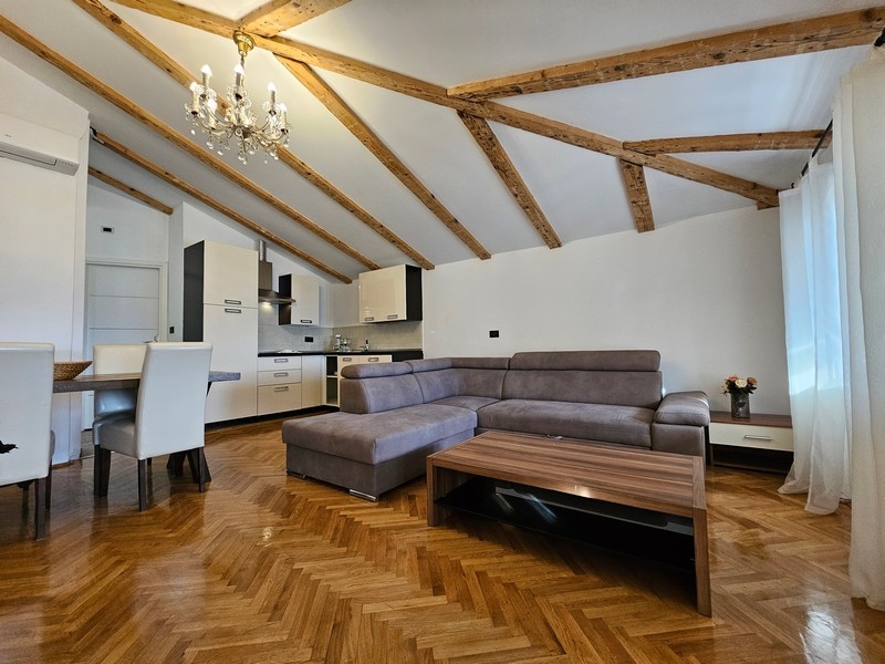 Salon et vue sur le coin cuisine.