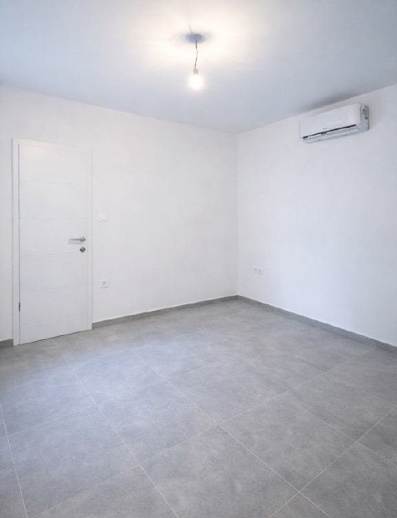 Pièce vide d'un immeuble neuf avec porte et fenêtre