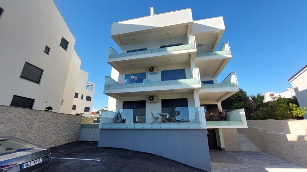 Immeuble avec balcons en saillie vu d'en bas