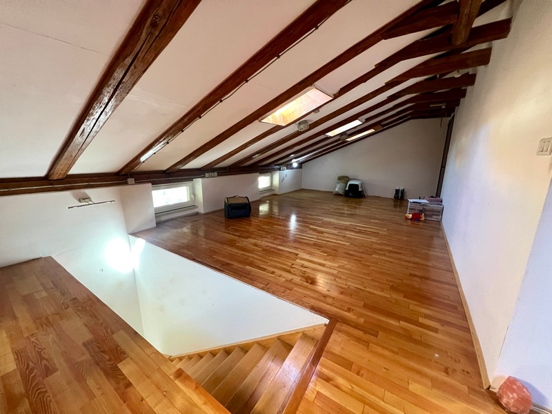 Un escalier mène des combles à la partie inférieure de l'appartement.