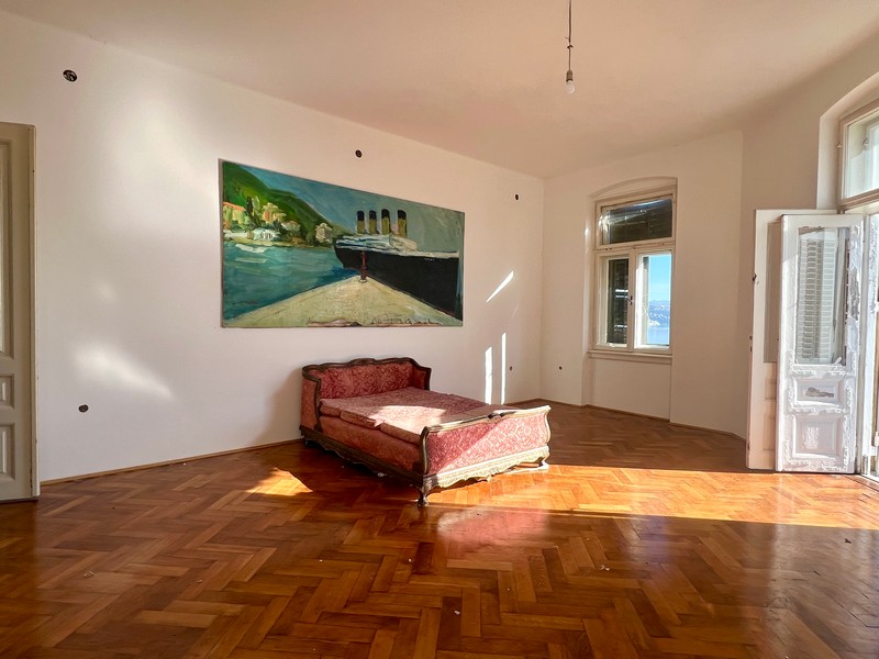 Chambre avec vrai parquet et accès à la terrasse avec vue mer.