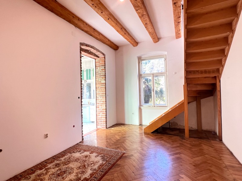 Espace devant la cage d'escalier du bien A3384, Croatie.