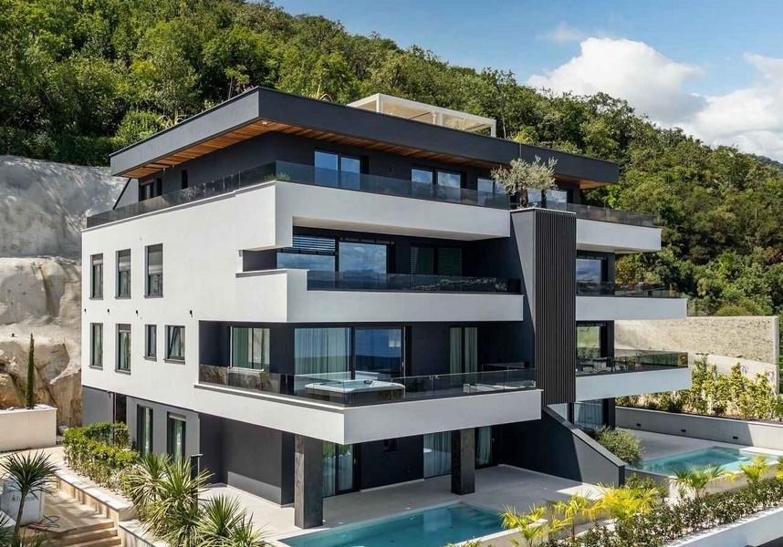 Immeuble neuf moderne avec jacuzzi sur la terrasse à flanc de colline