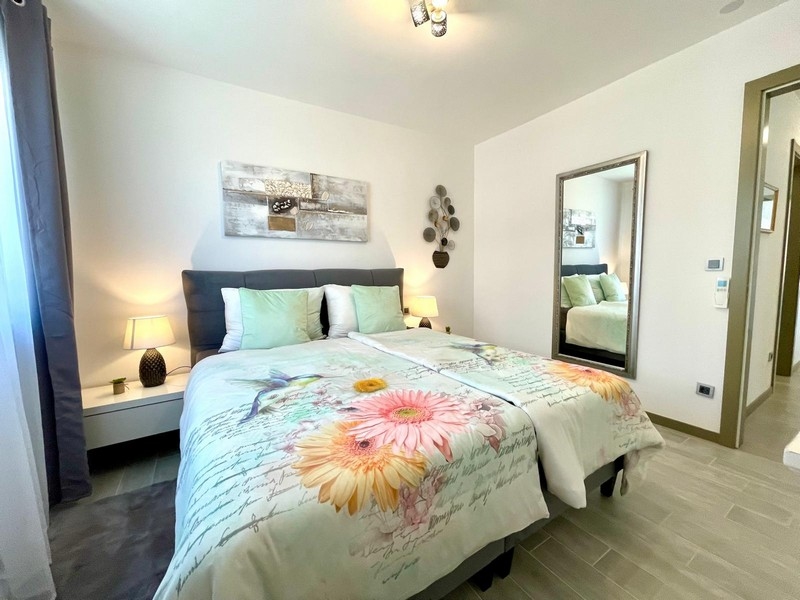 Une autre chambre avec un lit confortable.