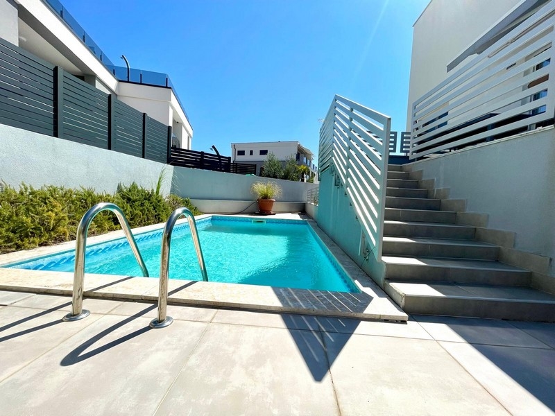 Jardin et piscine de l'appartement A3387, à vendre en Croatie - Panorama Scouting.