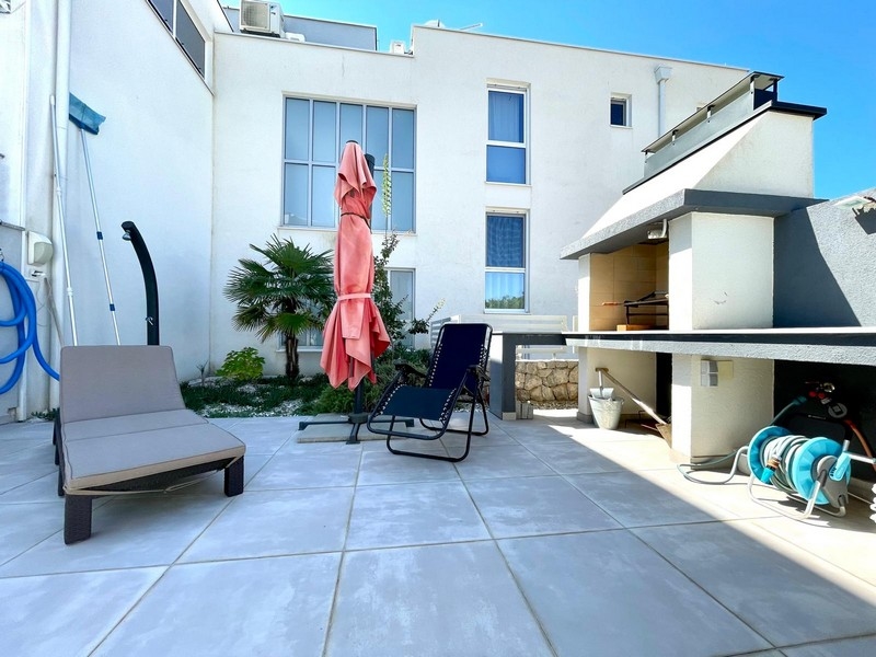 Terrasse et barbecue d'un bien croate.