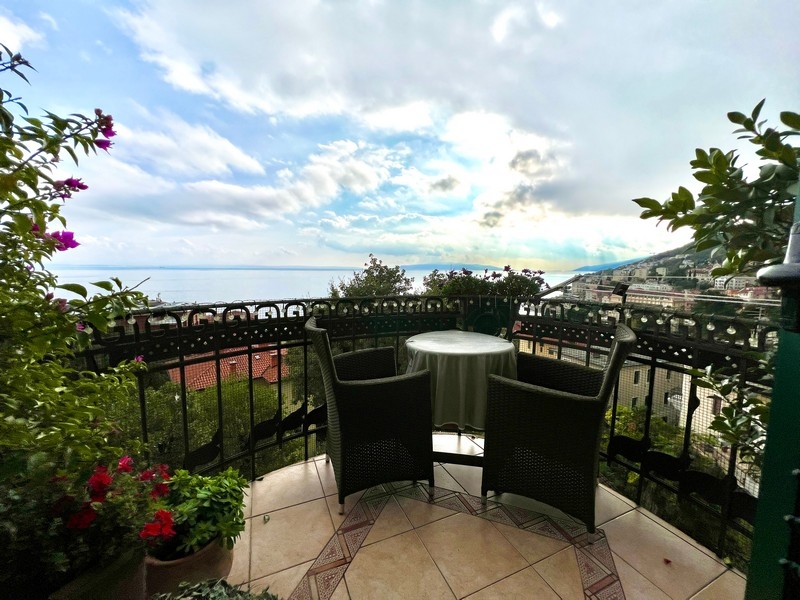 Vue mer du bien A3389 en Croatie à Opatija.