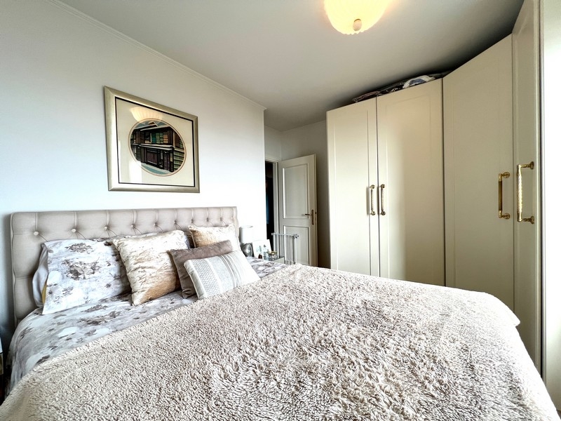 Chambre avec lit rembourré, couvertures douces et placards intégrés