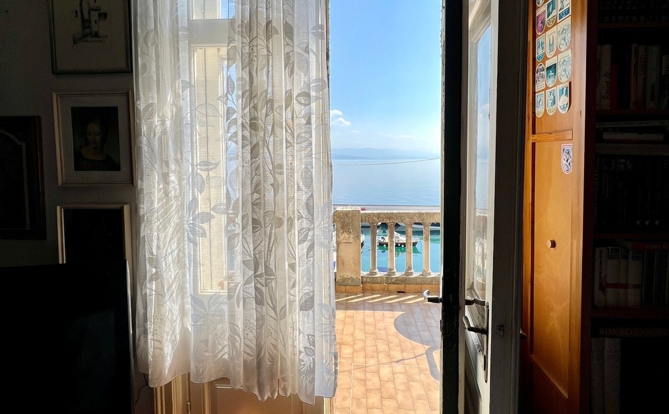 Vue mer depuis le salon de l'appartement A3390, proposé à la vente en Croatie.