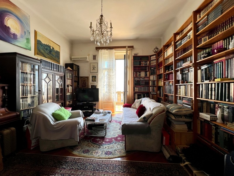 Appartement avec grandes et hautes bibliothèques.