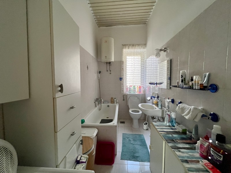 Salle de bains avec baignoire.