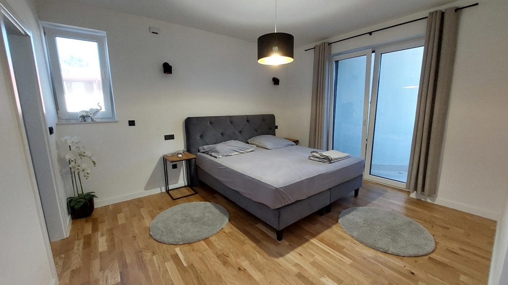 Chambre avec lit double et accès au balcon