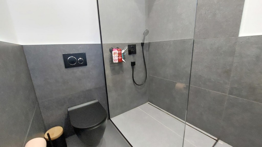 Salle de bains avec douche à l'italienne et WC noir