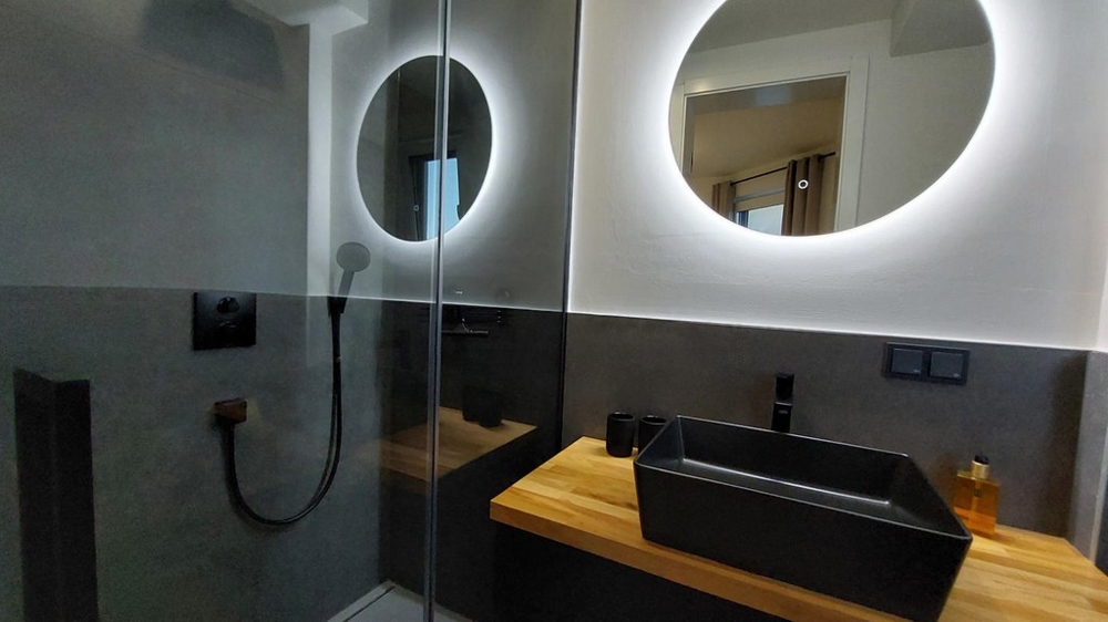 Meuble-lavabo avec vasque à poser et miroirs ronds éclairés