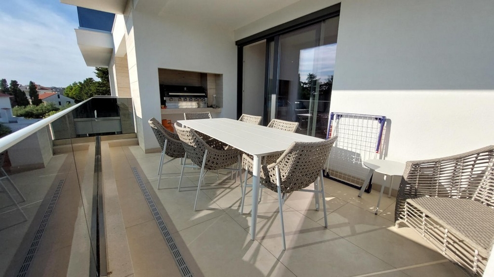 Coin repas et cuisine ainsi que vue sur la terrasse avec vue mer.
