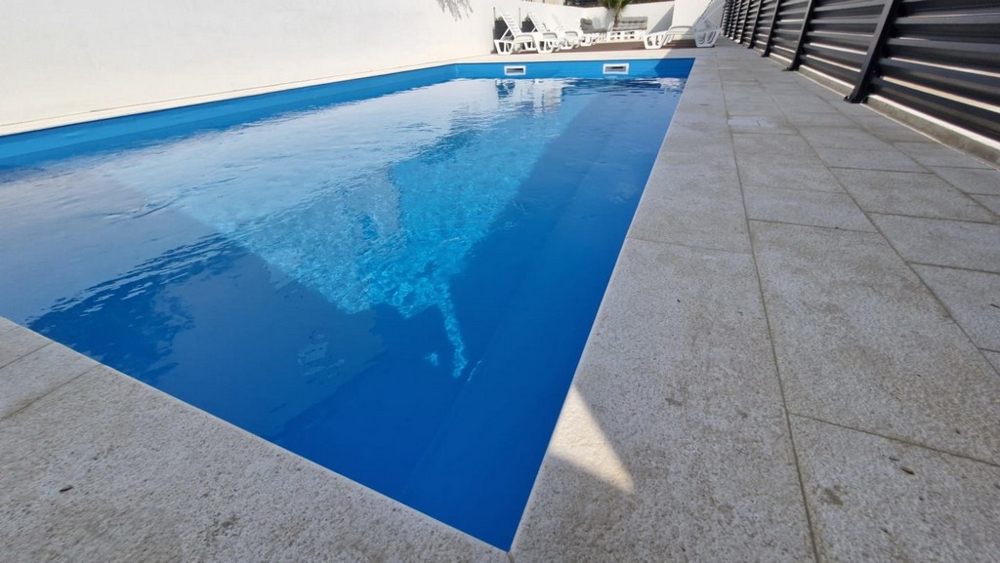 Piscine du bien A3412 en Croatie sur l'île de Pag.