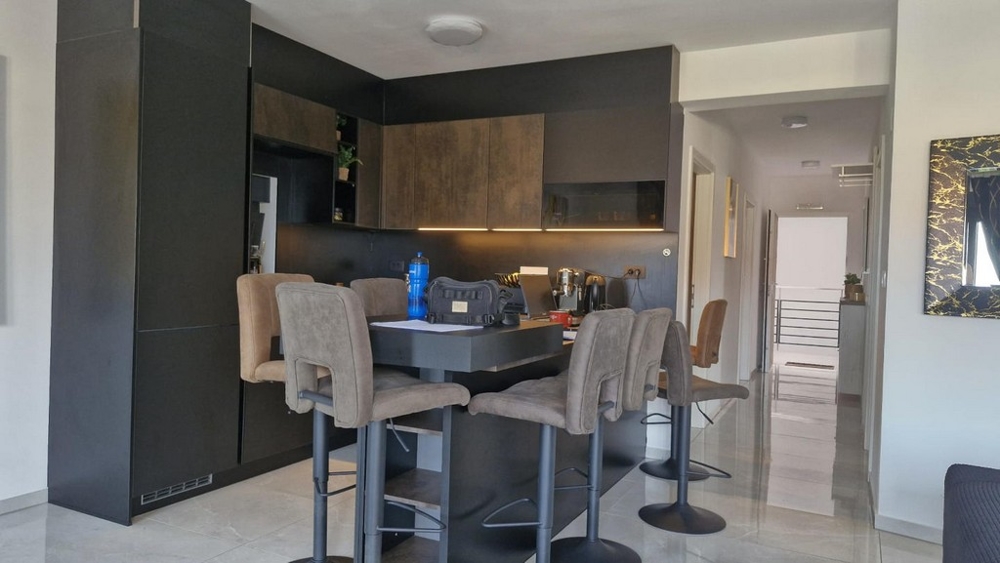 Cuisine moderne avec tabourets de bar et table à manger