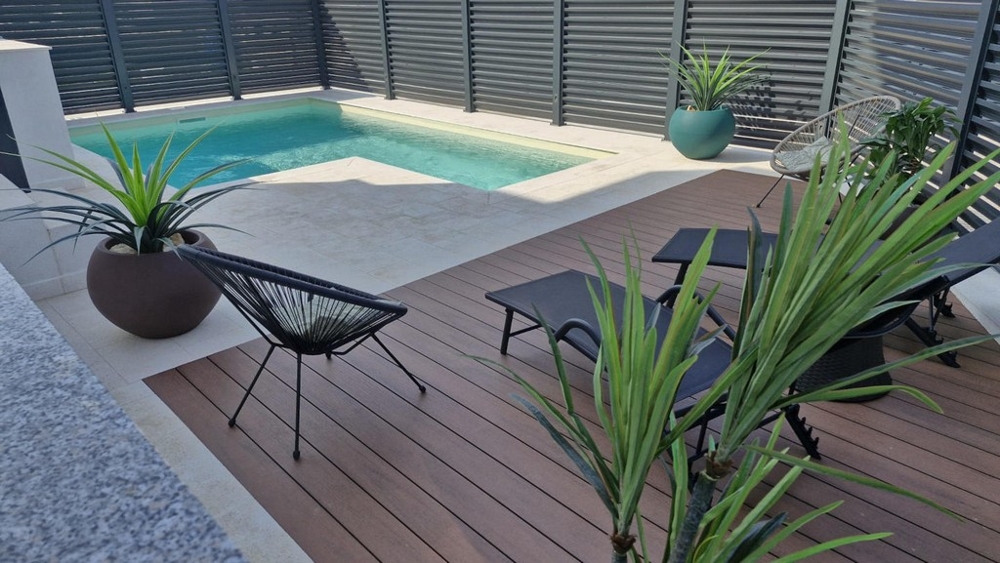 Jardin et piscine de l'appartement A3413, en vente en Croatie.