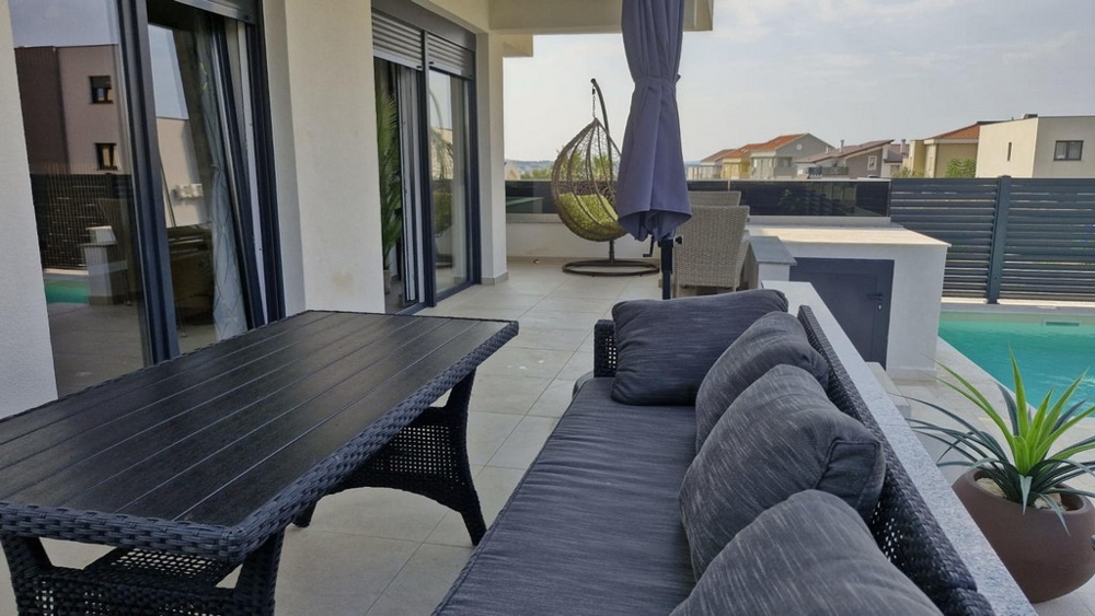 Jardin aménagé et piscine de l'appartement de vacances A3413, en vente en Croatie dans le village de Novalja.
