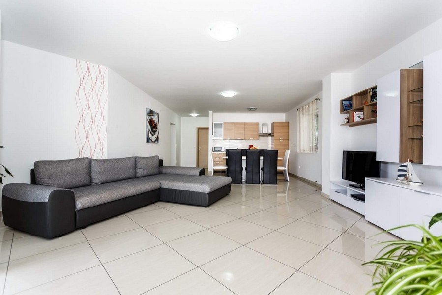 Salon de l'appartement A3415, en vente sur l'île de Krk en Croatie.