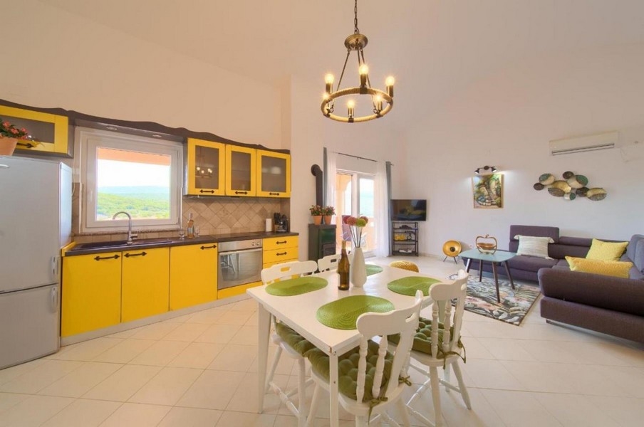 Coin repas et cuisine de l'appartement A3423 en Croatie.