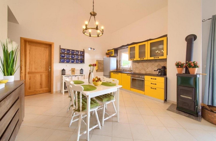 Entrée et vue sur le coin repas et sur la cuisine jaune de l'appartement A3423.